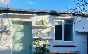 Zen Garden Hideaway. Close To Harry Potter&Trains.
